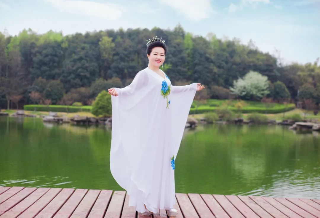  最美撫仙湖，最撫“凡人”心！《萬(wàn)合智慧覺(jué)醒》5月24日云南撫仙湖開(kāi)啟！讓我們一起遇見(jiàn)最美的自己！ 